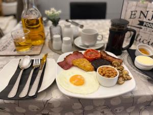 佩恩顿舍伍德旅馆的桌上的一盘早餐食品