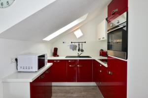 林道Domicilio Azzurro的一间带红色橱柜和微波炉的厨房