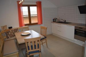 Ferienwohnung Rißblick的带桌椅的厨房和带水槽的厨房