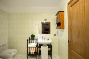基亚萨苏普尔亚略布希娅挪拉农家乐的一间带水槽和卫生间的浴室
