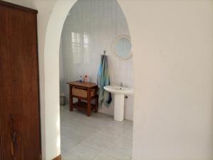 纳卡拉Sea and sun的一间带水槽、卫生间和镜子的浴室