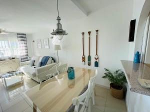 卡博皮诺Duplex-Townhouse en Marbella - vistas al mar -sea view的厨房以及带桌椅的起居室。