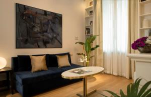罗马伊丽莎白独特酒店|设计酒店™成员的客厅配有蓝色的沙发和桌子