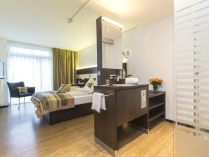 汉诺威莱讷宫康库德酒店的一间卧室配有床、水槽和镜子