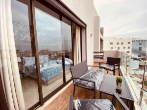 卡萨布兰卡Mogador Presidential Terrace - By AppartAli的客房设有一个享有卧室美景的阳台。