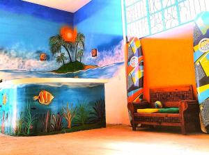 ChuburnáHotel Chuburna的墙上有水族箱画的房间