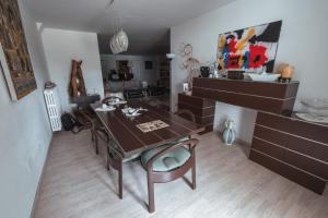 维泰博A casa di Asia的客厅配有木桌和椅子