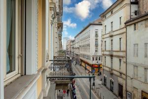 都灵Apple House al Duomo by Wonderful Italy的从大楼欣赏到城市街道的景色