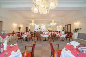 弗兰季谢克矿泉镇萨沃可豪泰Spa酒店的一间带桌椅和吊灯的用餐室