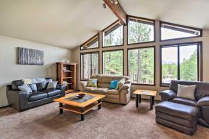 弗拉格斯塔夫Flagstaff Home with Back Deck - 5 Mi to Downtown的带沙发和椅子的客厅以及窗户。