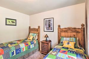 弗拉格斯塔夫Flagstaff Home with Back Deck - 5 Mi to Downtown的一间卧室设有两张床和床头柜