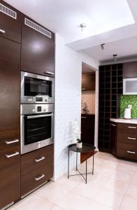 华沙ClickTheFlat Piękna Center Apart Rooms的厨房配有不锈钢用具和桌子
