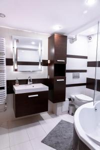 华沙ClickTheFlat Piękna Center Apart Rooms的一间带水槽和卫生间的浴室