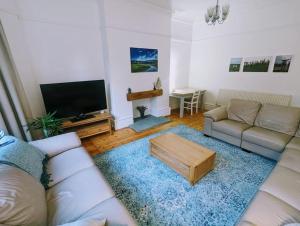 索尔泰尔Charming Victorian Home in Saltaire的带沙发和平面电视的客厅