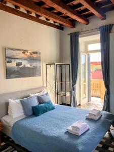 干尼亚Old Port - Bellavista Studio的一间卧室配有蓝色的床和毛巾
