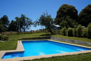 普孔Cabañas Am Berg的球场旁的院子内的游泳池
