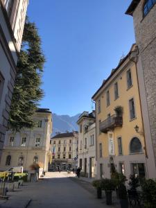 多莫多索拉Palazzo 7的城镇中一条有建筑和树的街道