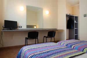 拉文纳Autohotel Ravenna的卧室配有床、镜子和椅子