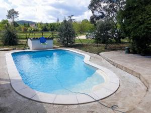 Saint-Martin-de-ValgalguesChez Franck的庭院里一个带水管的大型游泳池