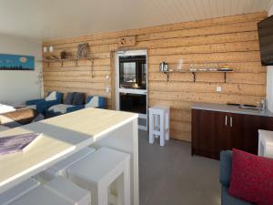 鲁卡Hotel Arctic Zone的客厅设有木墙和桌椅