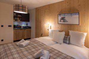 圣沙夫雷Cristal Lodge by Daddy Pool- TERRESENS的一间卧室配有两张带白色枕头的床