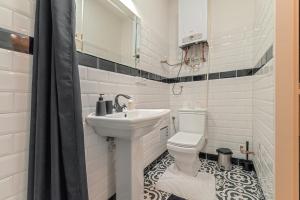 兹诺伊莫Rezidence Znojmo的白色的浴室设有水槽和卫生间。