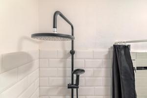 兹诺伊莫Rezidence Znojmo的浴室内配有带黑色淋浴喷头的淋浴