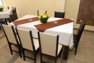 尼什琳达酒店的一张桌子,上面有白色的桌布和花瓶