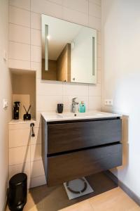 坎珀兰Luxe appartement in haven Marina Kamperland - 2 badkamers的一间带水槽和镜子的浴室