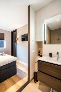 坎珀兰Luxe appartement in haven Marina Kamperland - 2 badkamers的浴室配有盥洗盆和浴缸。