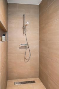 坎珀兰Luxe appartement in haven Marina Kamperland - 2 badkamers的浴室内配有淋浴和头顶淋浴