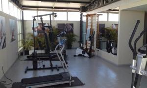 库里提巴Rede Andrade CWB的大型客房内的健身房配有有氧器材