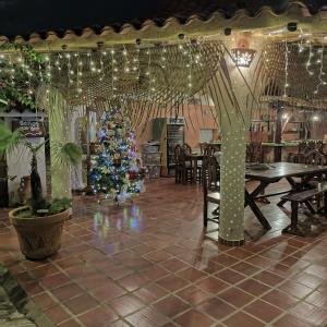 La MiraPosada Las Ross的餐厅中间的圣诞树