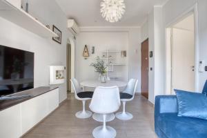 米兰ALTIDO Delightful flat with balcony的用餐室以及带桌椅的起居室。