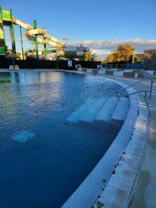 纳博讷普拉日Location Mobilhome的一座大型游泳池,后面设有一个水上公园