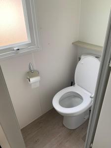 纳博讷普拉日Location Mobilhome的浴室设有白色卫生间和窗户