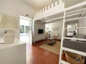 卡斯卡伊斯Villas Pedroso - Villa Palmira的一间带双层床的房间和一间客厅