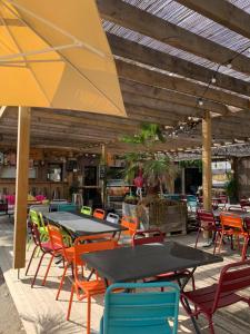 纳博讷普拉日Location Mobilhome的一个带桌椅和遮阳伞的庭院