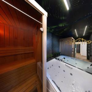 诺维萨德Relax House NS的木墙客房的按摩浴缸