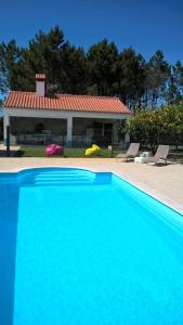 里戈尔Casa da Samouqueira的一座大蓝色游泳池,位于房子前