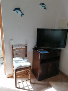 里戈尔Casa da Samouqueira的房间里的椅子和电视