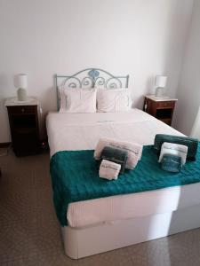 里戈尔Casa da Samouqueira的一间卧室配有一张床,上面有两条毛巾