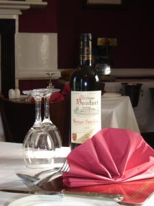Mundford王冠酒店的桌子上坐着一瓶葡萄酒