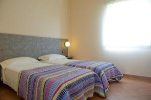 拉文纳Autohotel Ravenna的一间卧室设有两张床和大窗户