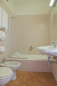 拉文纳Autohotel Ravenna的浴室配有卫生间、盥洗盆和浴缸。