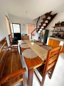 公主港Palawan two bedroom home in puerto princesa city的厨房配有长木桌子和椅子