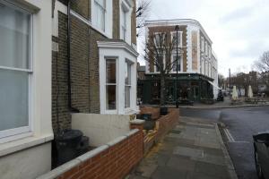 伦敦The South View的街道边有窗户的砖砌建筑