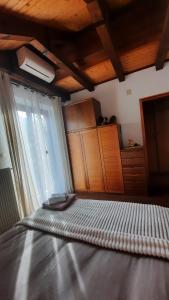 ZovelloLa casa del Cucù al Ravascletto, 900mt from cable car的一间卧室设有一张大床和窗户