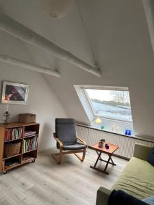 吉弗Skønt hus på landet tæt på Billund的客厅配有椅子和桌子