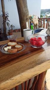 兹波利特Namasté Zipolite Suites的一张桌子,上面放着一盘饼干和一碗水果